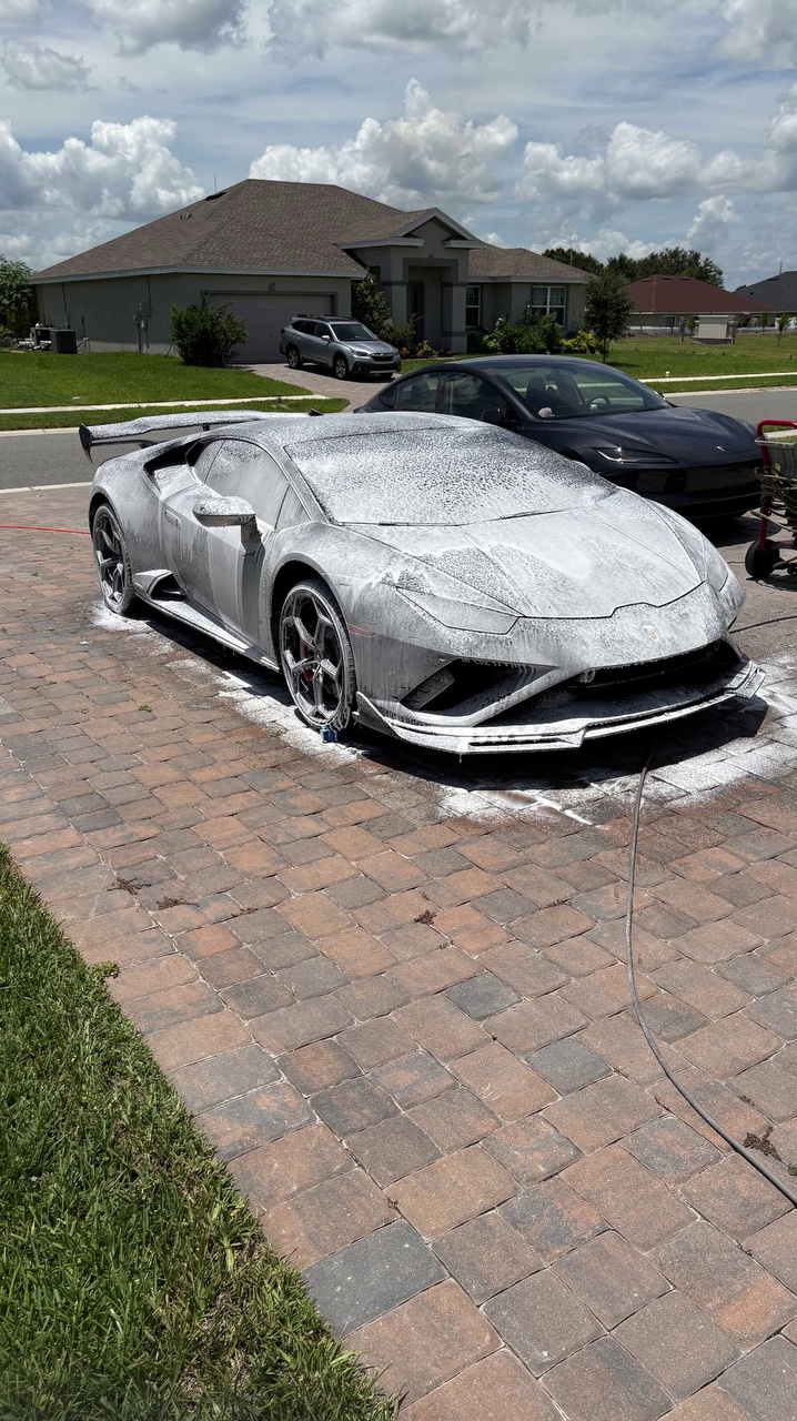 Lamborghini Huracan foam wash